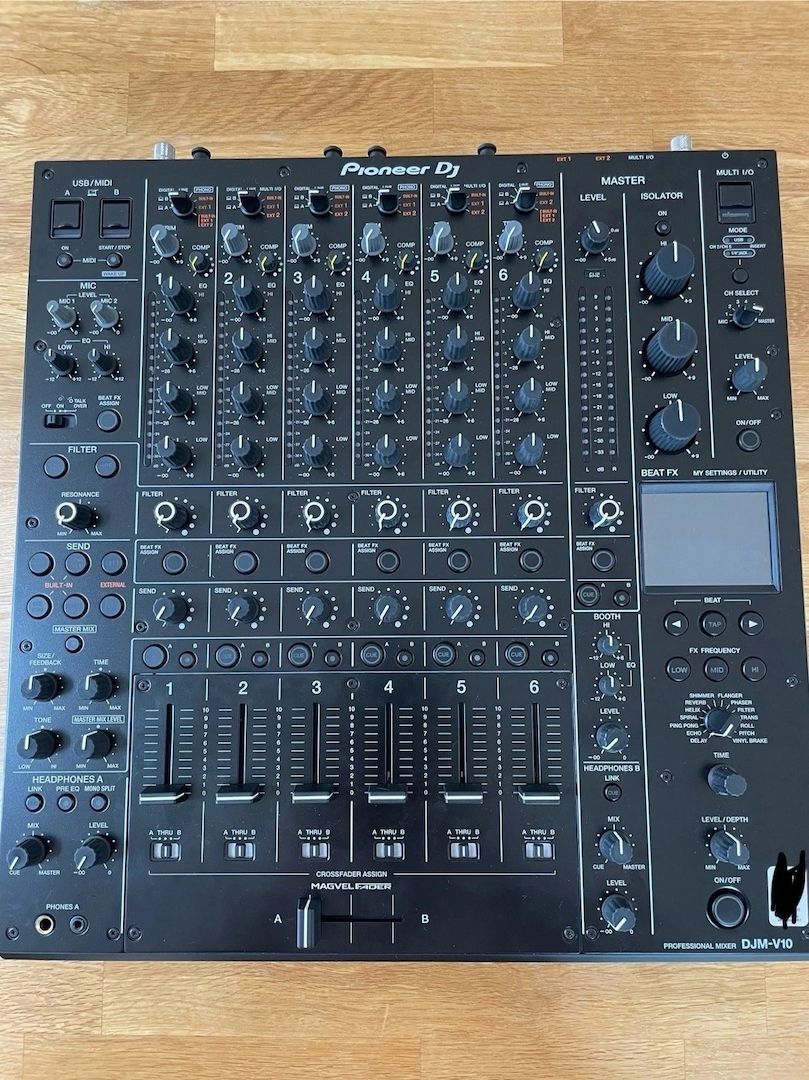 Pioneer CDJ 3000 (2x), Pioneer PLX-CRSS12 (2x), Pioneer V10 Mixer