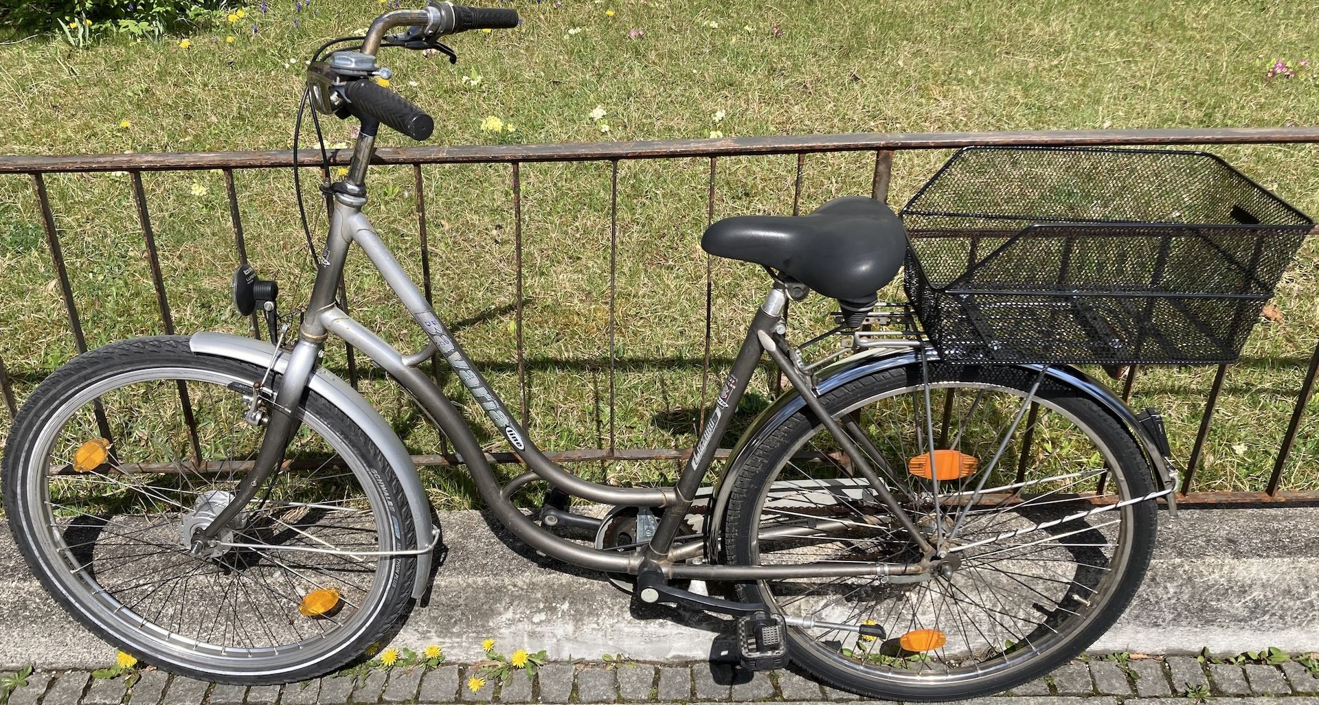 Stadtfahrrad Bavaria Line Lizzard für Damen, 26 Zoll, Nabenschaltung, Nabendynamo, Korb, Beleuchtung
