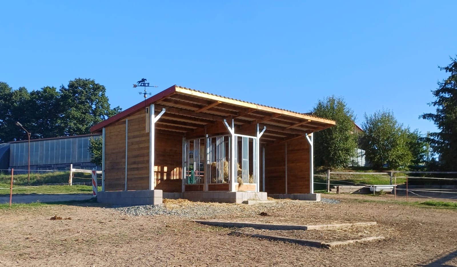 Offenstall & Weidehütte mit Heuraufe | Pferdeunterstand ideal für den Pferdehof