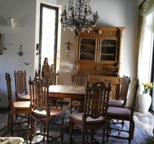 Antike Esszimmer Garnitur Schrank Tisch und 8 Stühle