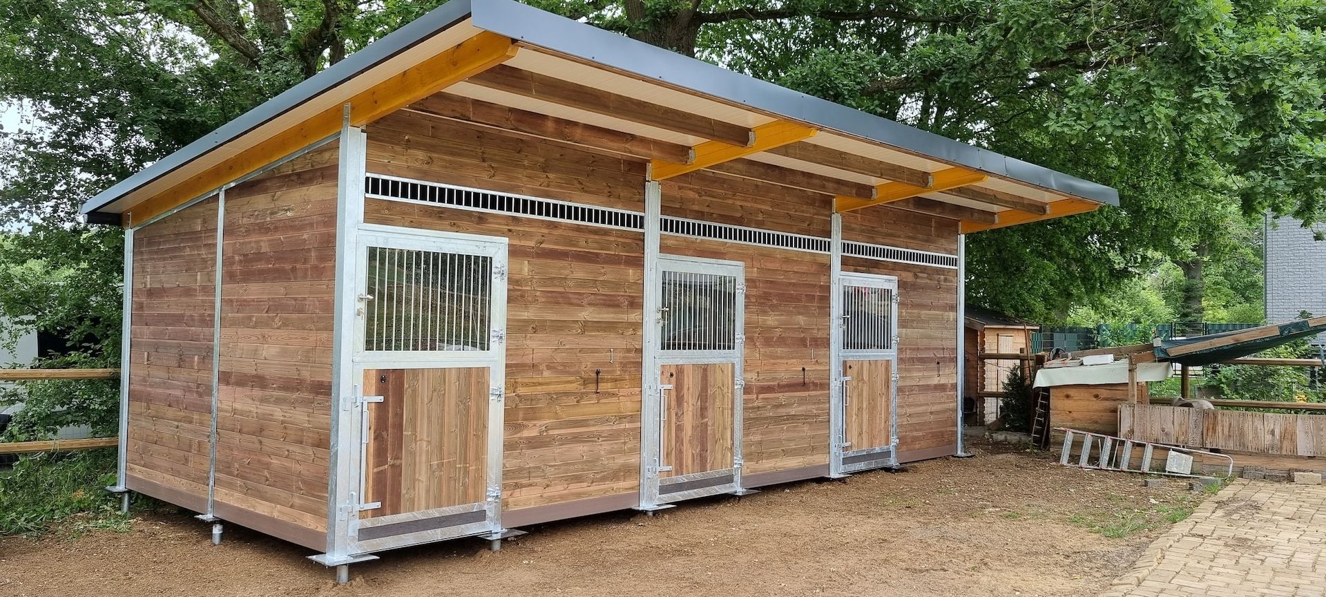 Moderne Außenstall und Pferdeboxen - ideale Ställe für Pferde