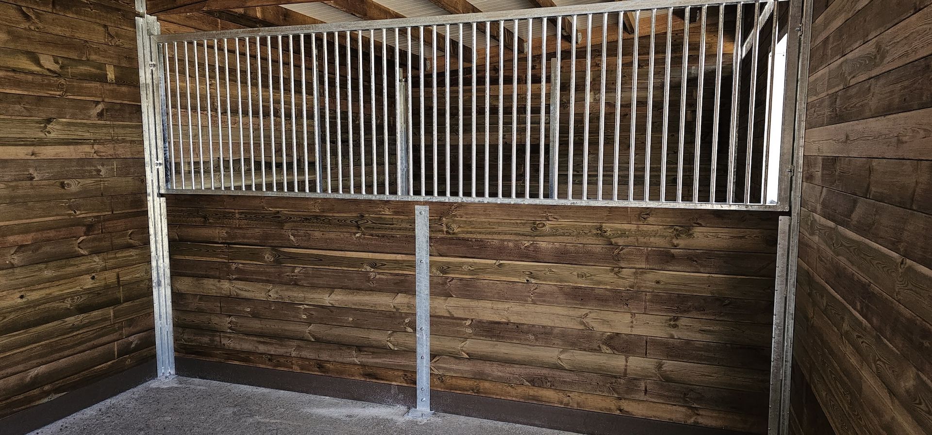 Moderne Außenstall und Pferdeboxen - ideale Ställe für Pferde