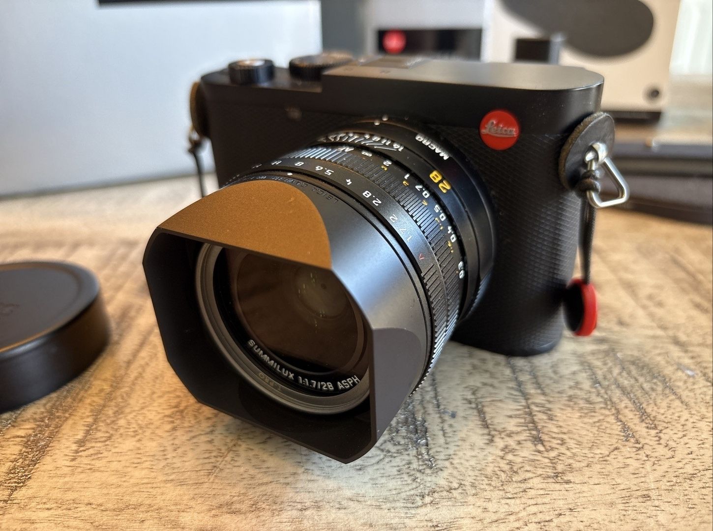 Leica Q3 – Exzellenter Plus-Griff & kabellose Ladematte