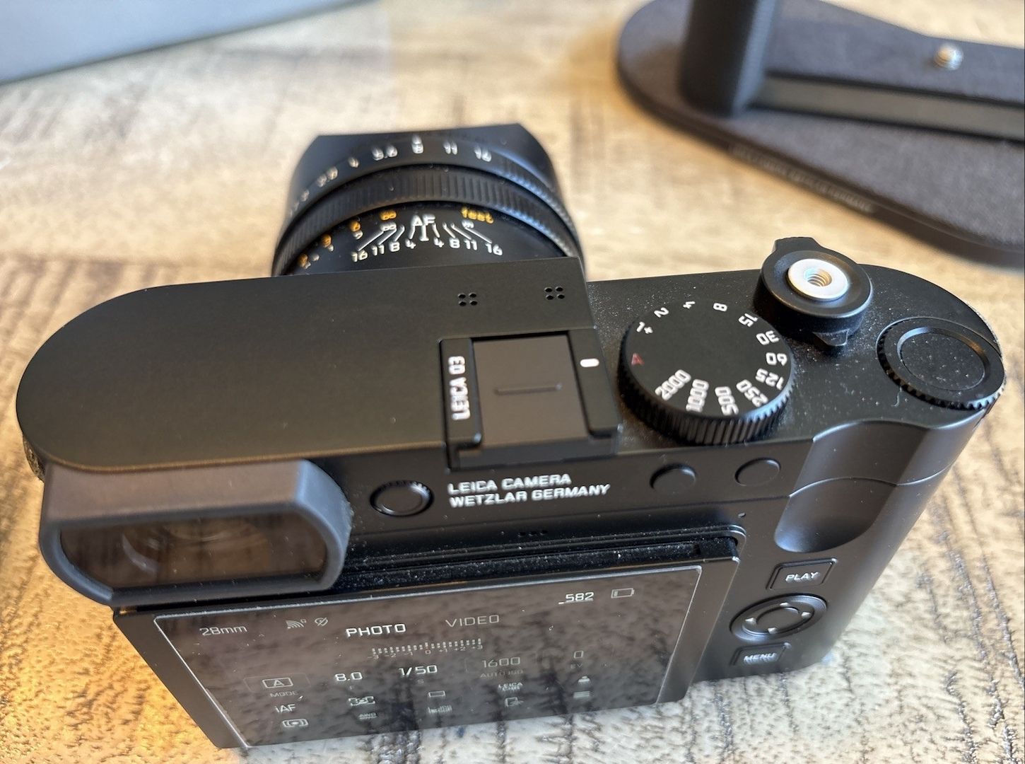 Leica Q3 – Exzellenter Plus-Griff & kabellose Ladematte