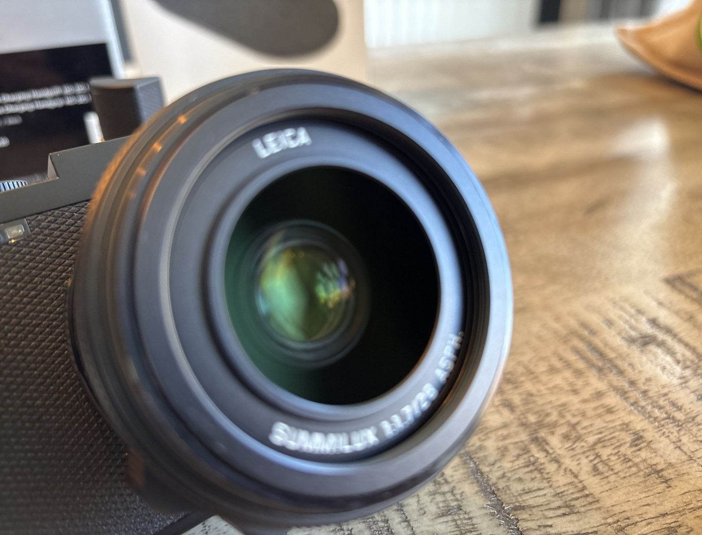 Leica Q3 – Exzellenter Plus-Griff & kabellose Ladematte