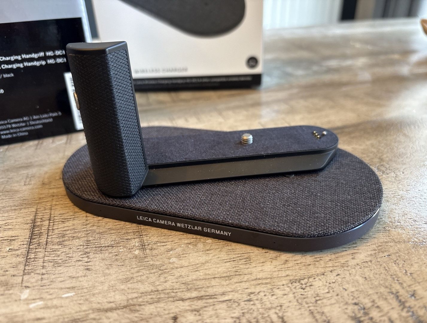 Leica Q3 – Exzellenter Plus-Griff & kabellose Ladematte