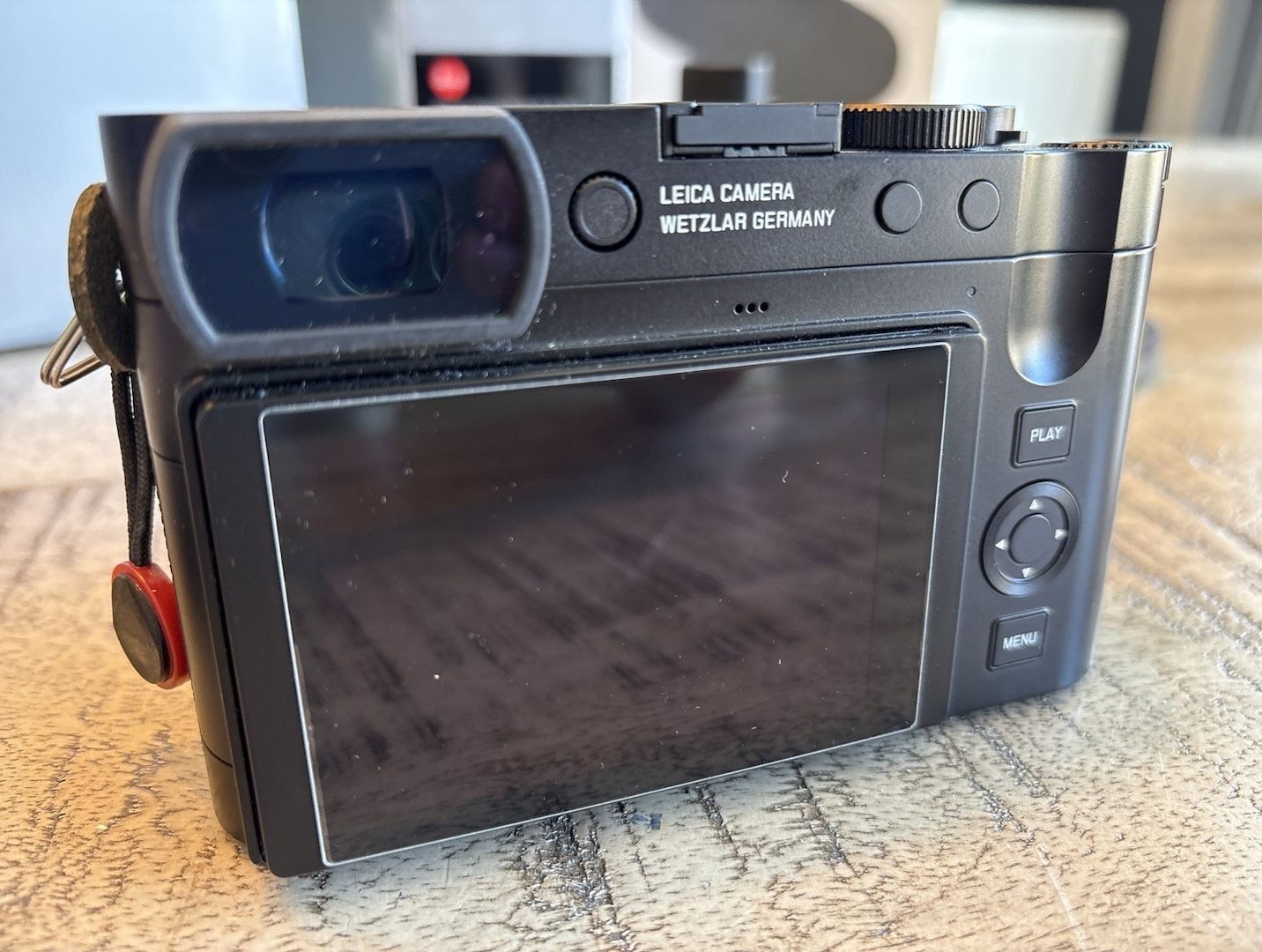 Leica Q3 – Exzellenter Plus-Griff & kabellose Ladematte