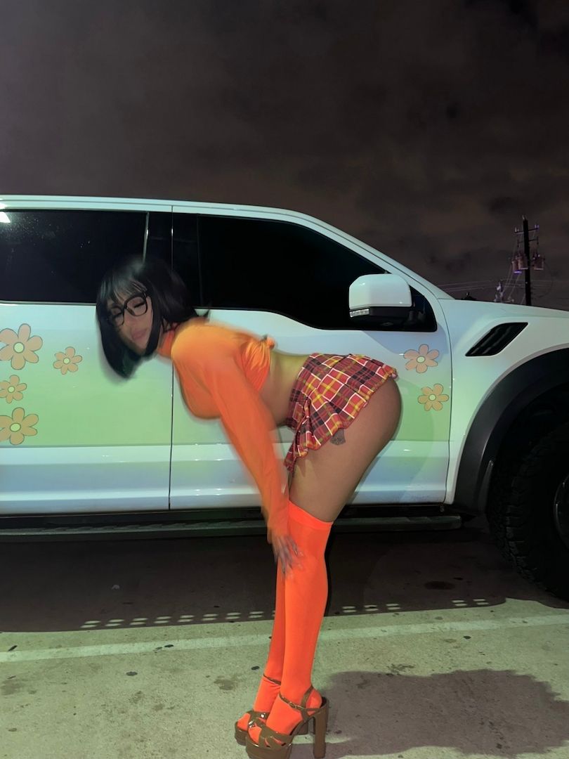 Reife Frau bietet eine 69-Massage mit Happy End