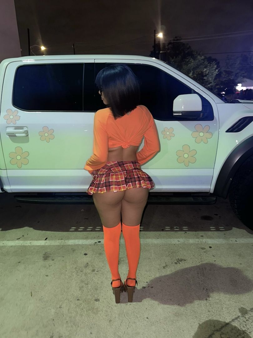 Reife Frau bietet eine 69-Massage mit Happy End