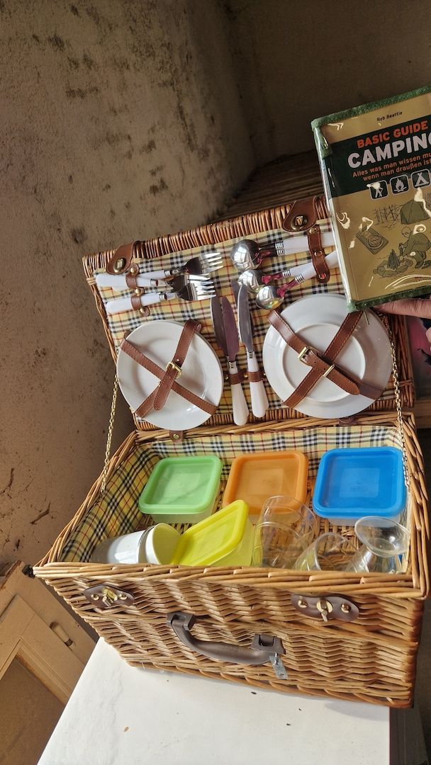 Picknickkorb mit Inhalt