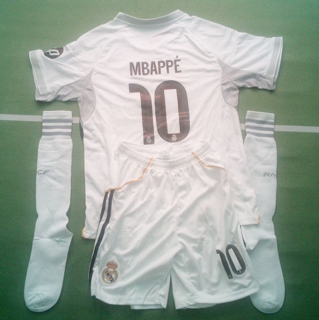 2 Real Madrid Mbappe Trikot Sets Größe 152 & 164.!