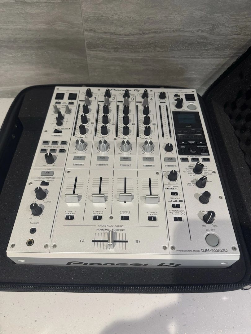 2 x Pioneer CDJ 2000 (weiß) + DJM 900W + RMX 1000W + Zubehör
