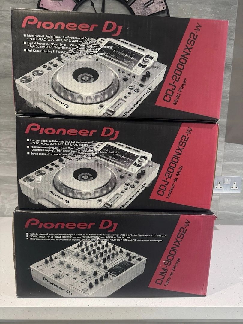 2 x Pioneer CDJ 2000 (weiß) + DJM 900W + RMX 1000W + Zubehör