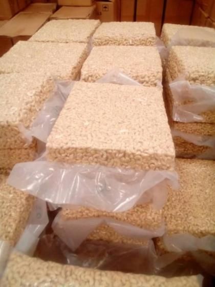Rohe und geröstete Cashewnüsse aus Kenia zum Verkauf (für den Export).