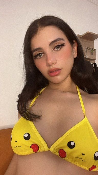 Ich bin eine attraktive, sexy Frau mit langen Haaren und verführerischen Augen. Echte Fotos.