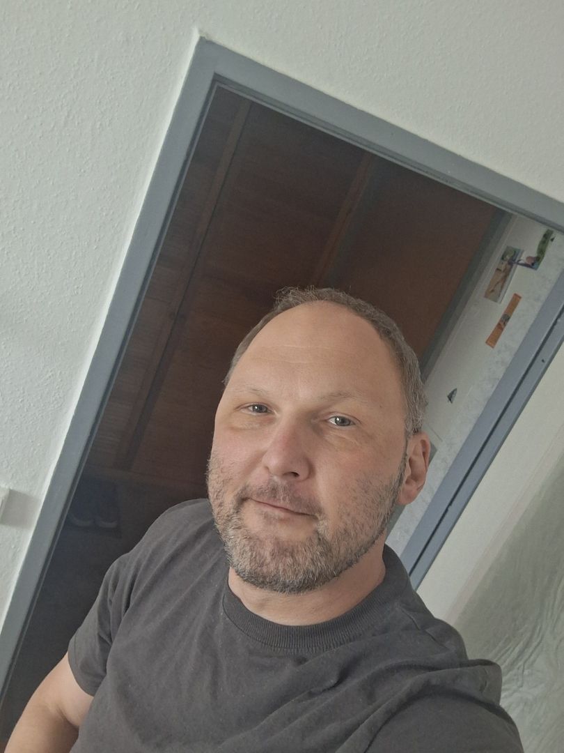 Daddy50 sucht litte younge Frau18 + für intime, knisterne Erotik/F+
