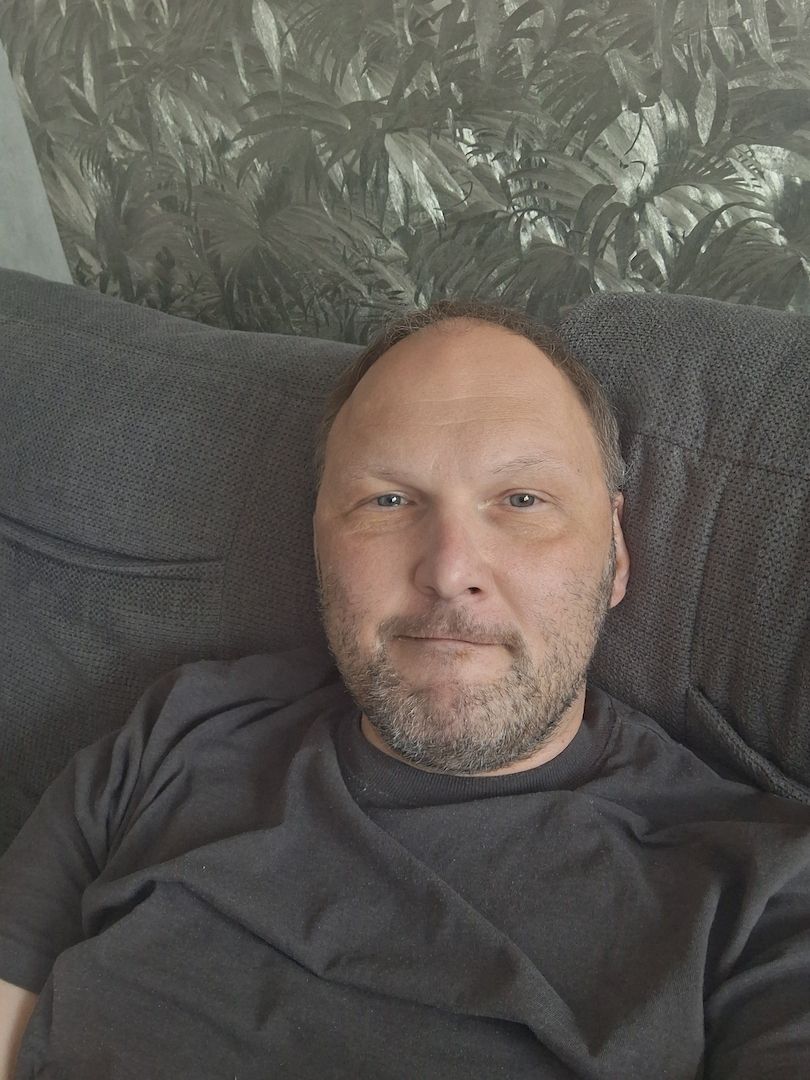 Daddy50 sucht litte younge Frau18 + für intime, knisterne Erotik/F+