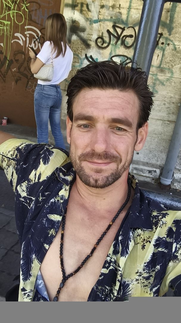 Attraktiver 40 jähriger Mann bietet Escort für die Dame.