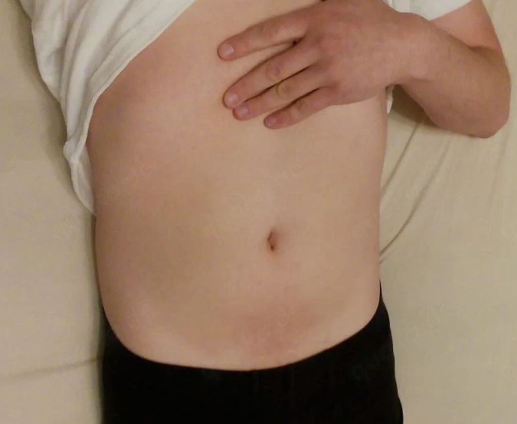 Suche Paare, Frauen oder Männer mit sadistischer Ader die auf mein Bauch rumhüpfen,stampfen,trampeln