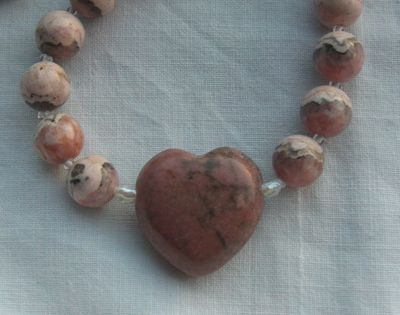 Rhodochrositkette mit eingefassrwn Rhodochrositherz
