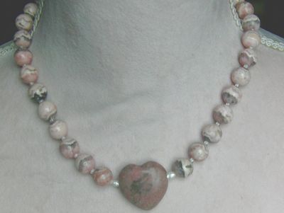 Rhodochrositkette mit eingefassrwn Rhodochrositherz
