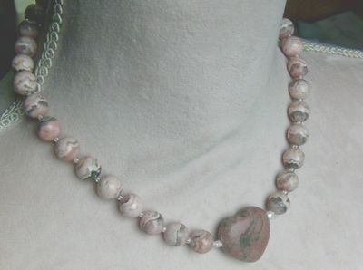 Rhodochrositkette mit eingefassrwn Rhodochrositherz