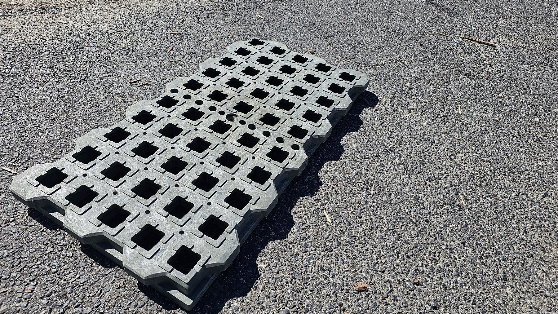 Schwerlast-Rasengitter und LKW-Bodenplatten aus Kunststoff – Verdure Core Bodenschutzsysteme