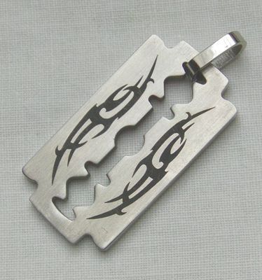 Rasierklingenanhänger aus masiven Edelstahl