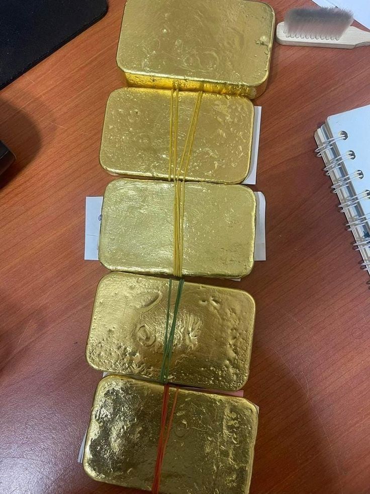 Hochwertige 23-Karat-Goldbarren zu verkaufen.