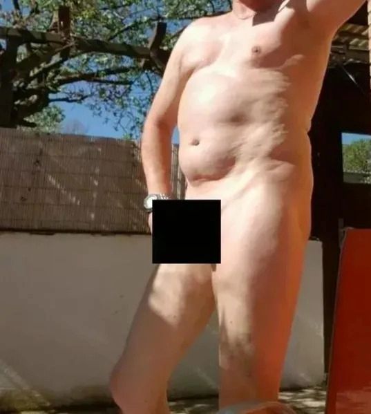 Callboy 56, Nackt-Kellner für die Damen-Runde
