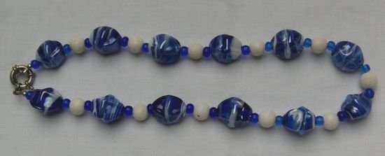 Halskette mit blau-weissen Perlmutt und weissen Lava