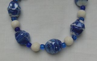 Halskette mit blau-weissen Perlmutt und weissen Lava