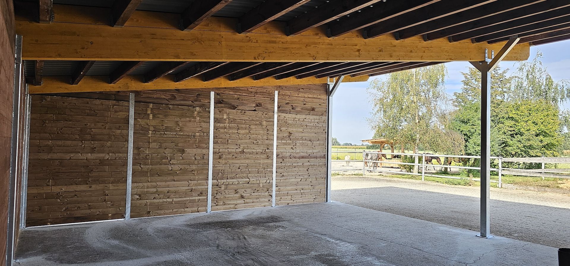 Pferdeunterstände & Weidehütten - stabiler Wetterschutz | Offenstall kaufen