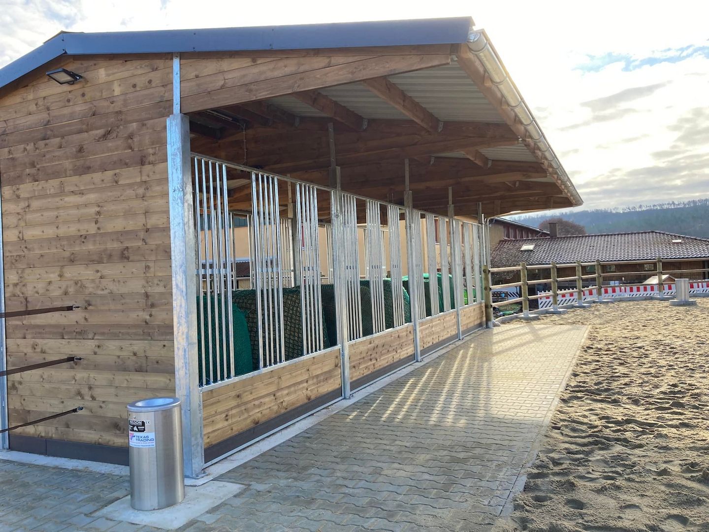 Heuraufe & Futterraufe für Pferde | Fressgitter für Offenstall & Paddock