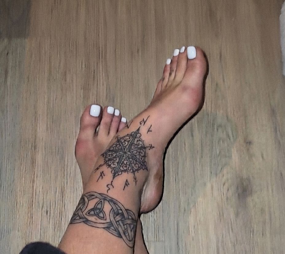 Gepflegte Tätowiererin: Exklusive Fotos, Videos, getragene Strümpfe & Tattoo-Special ✨