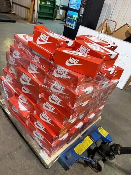 📦 Hochwertige Sneaker-Paletten aus Lagerauflösungen – Top-Preise & Lieferung möglich!