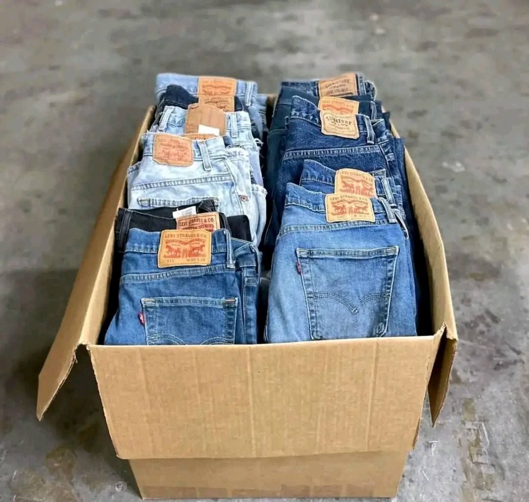 📦 Hochwertige Jeans-Paletten aus Lagerauflösungen