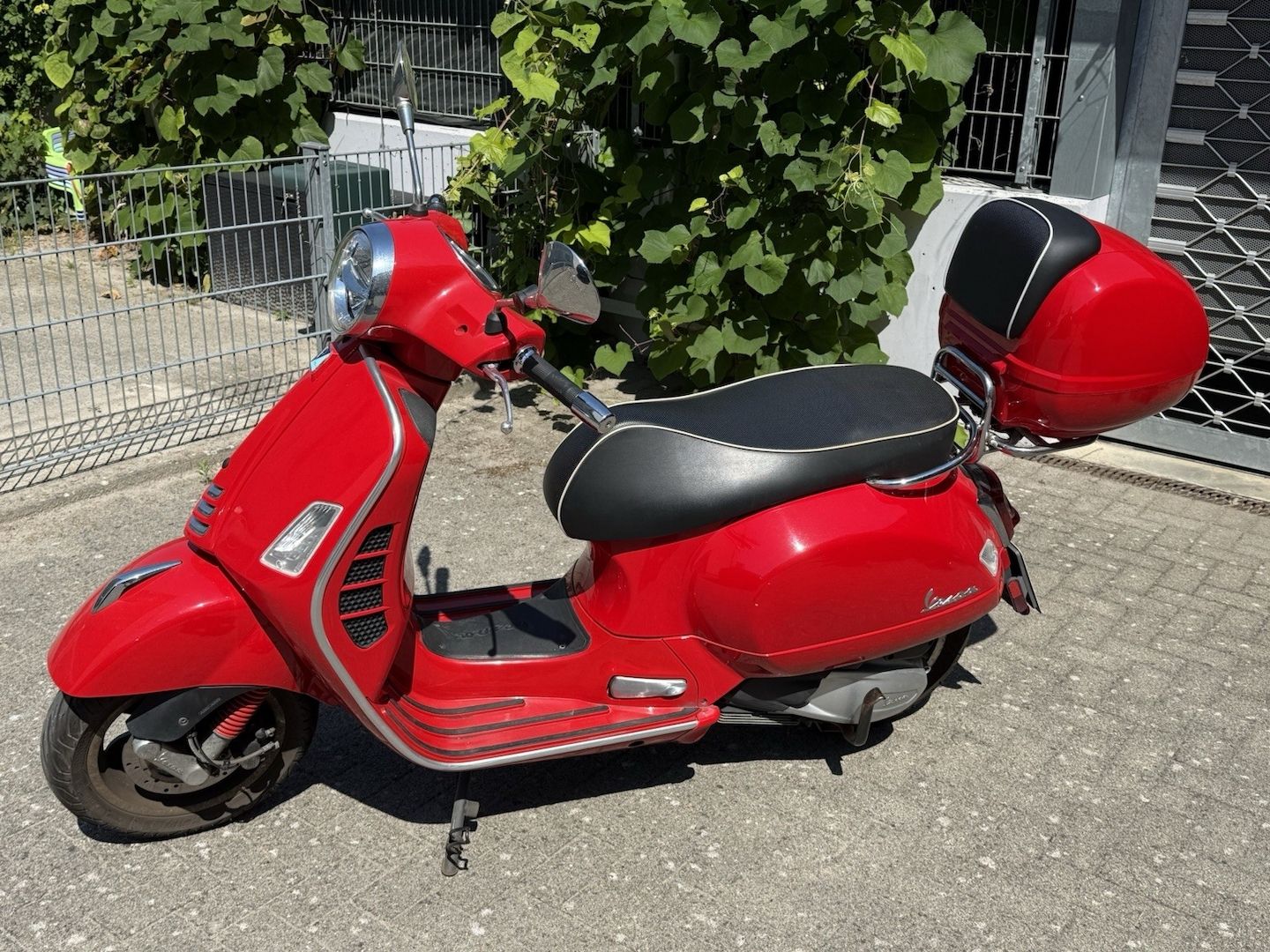 Vespa GTS 300 Baujahr 2021 mit Nagelneuem Topcase