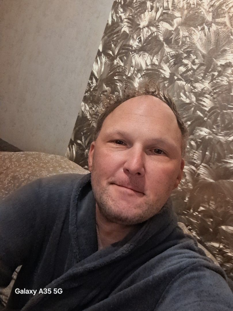 Daddy50 sucht Date? younges Girl 18 für sinnliche Treffen/F+ schöne Fantasien, Besuchbar