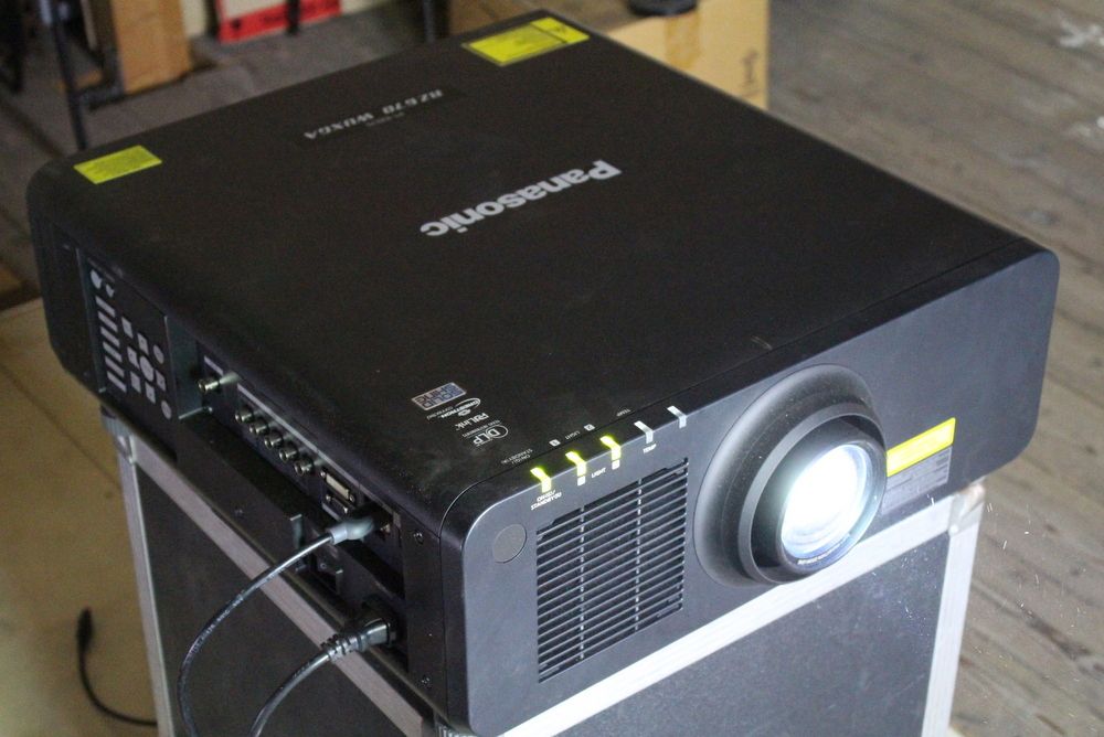 Panasonic PT-RZ670LB Laser Beamer Projektor