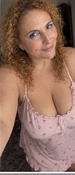 Dilek - Kurvige Spaßige Milf bietet sich an