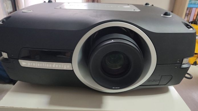 Projectiondesign F85