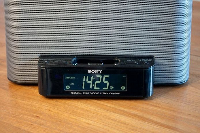 Sony ICF-DS11iP Radio / Docking Station mit Uhr für iPod/iPhone