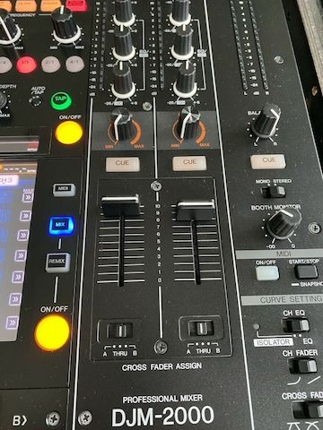 2x CDJ 2000 Nexus mit DJM 2000 Mixer im Profi Case - Top Zustand