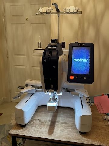 Brother VR-Stickmaschine mit Kappenrahmen