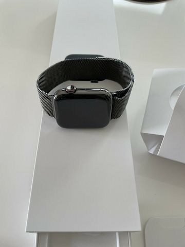 Apple Watch Series 6 Edelstahl 44mm Graphit in der GPS + Cellular-Variante