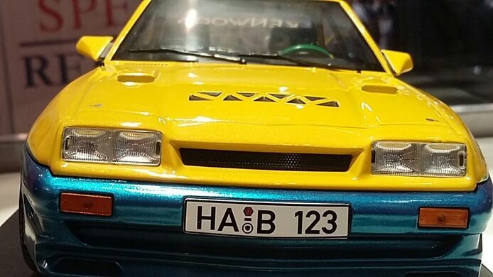 MCG - Opel Manta B Mattig, gelb/blau, 1991 - Modellauto 1:18