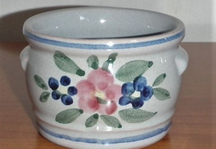 Graue Keramikschale ohne Deckel mit Blütendekor und blauen Rändern