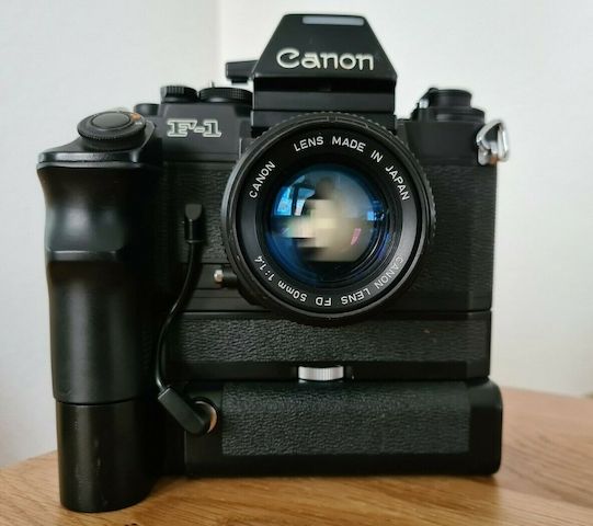 Canon NEW F-1 mit 50 mm 11.4 FD Objektiv, AE Motor Drive und Blitzgerät 155A
