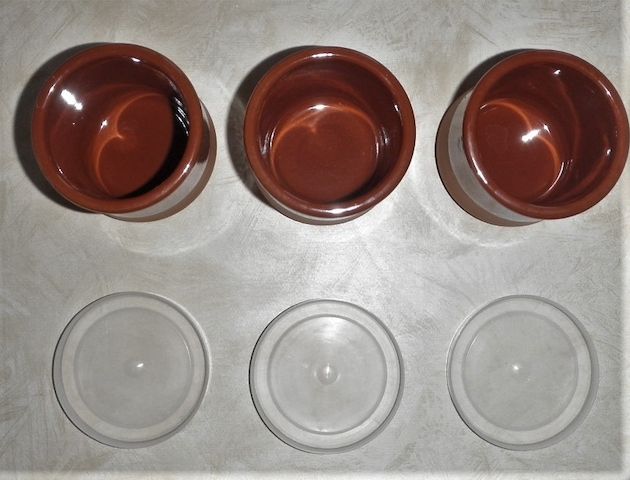 3 braune Tontöpfe mit Plastikdeckel